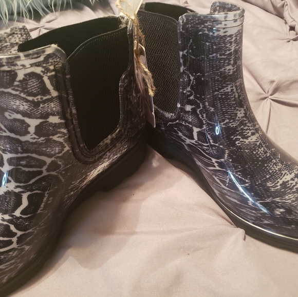 Se7en Snakeskin Rainboots. Size 11. NWT. - Picture 2 of 3